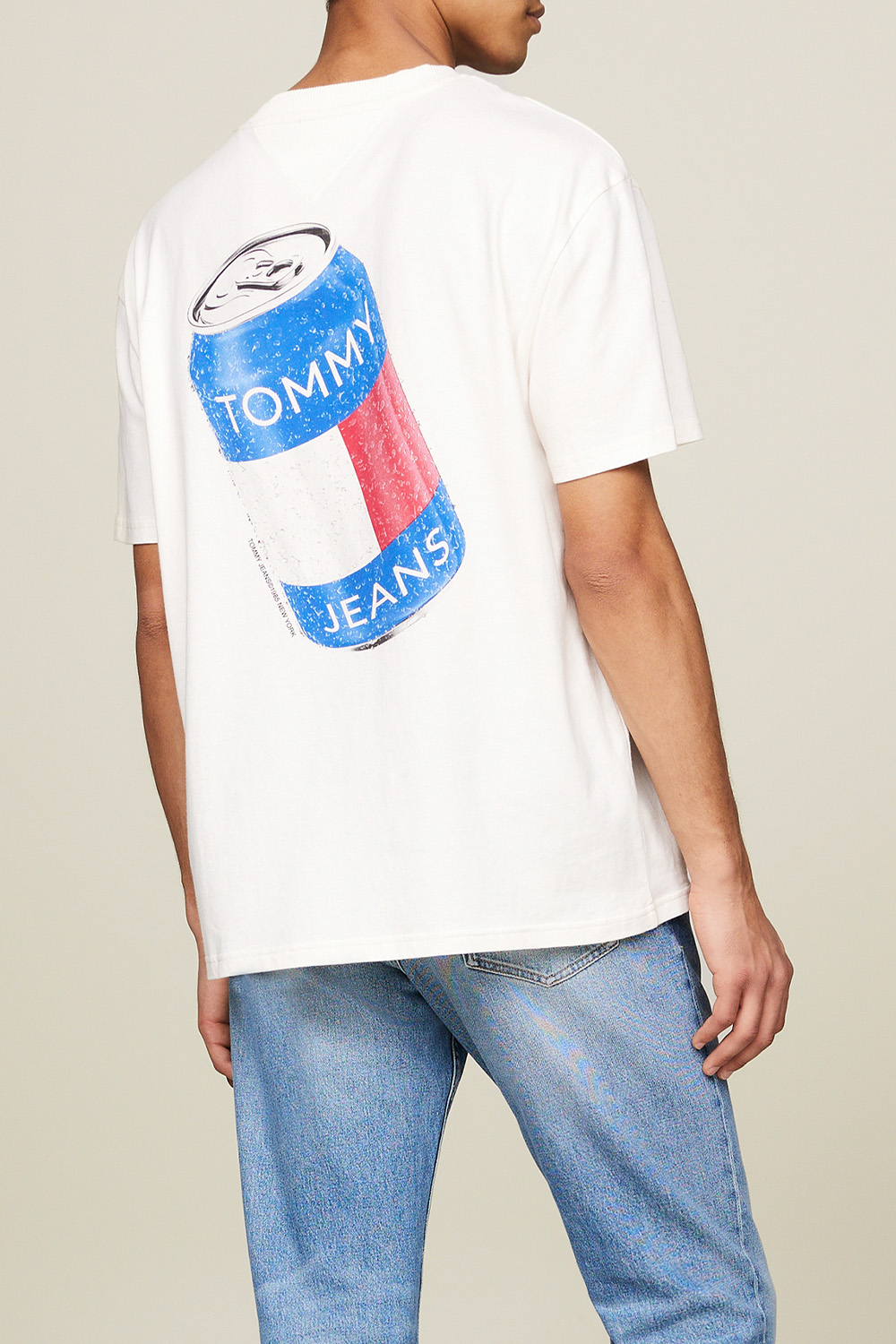 תמונת דוגמן אחורית של חולצת טי