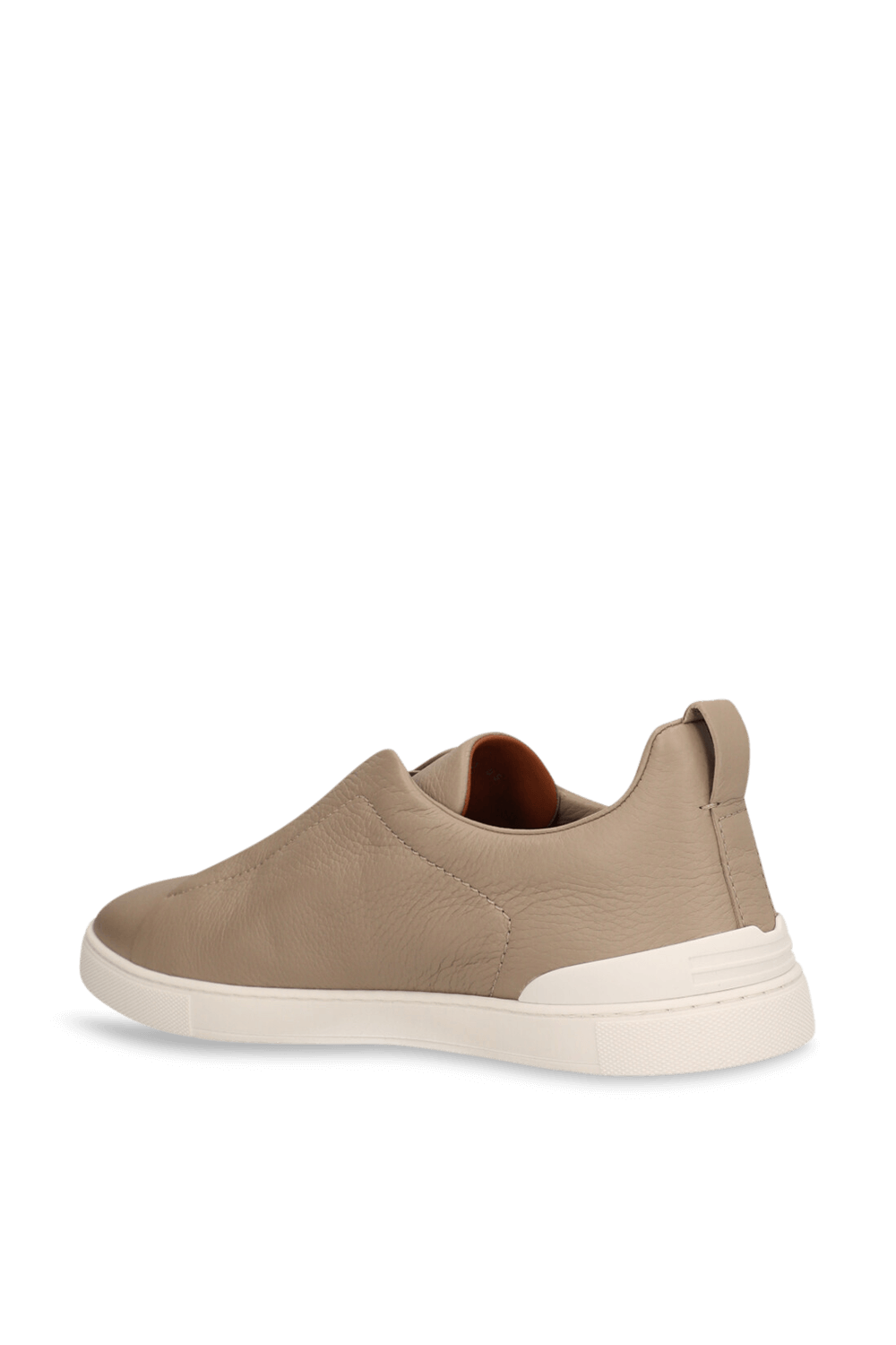 תמונה אחורית של נעלי סניקרס סליפ און