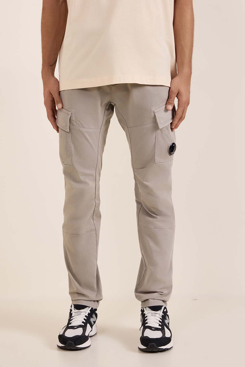 תמונת דוגמן קידמית של מכנסי קרגו