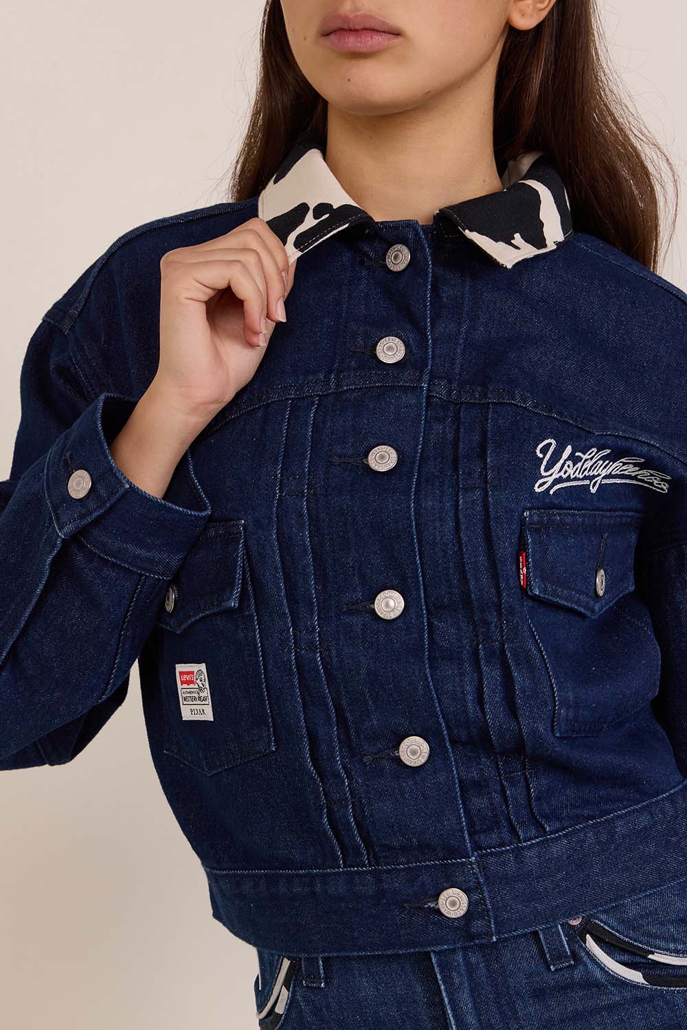 תמונת תקריב דוגמן של ליוויס X צעצוע של סיפור ז'קט ג'ינס