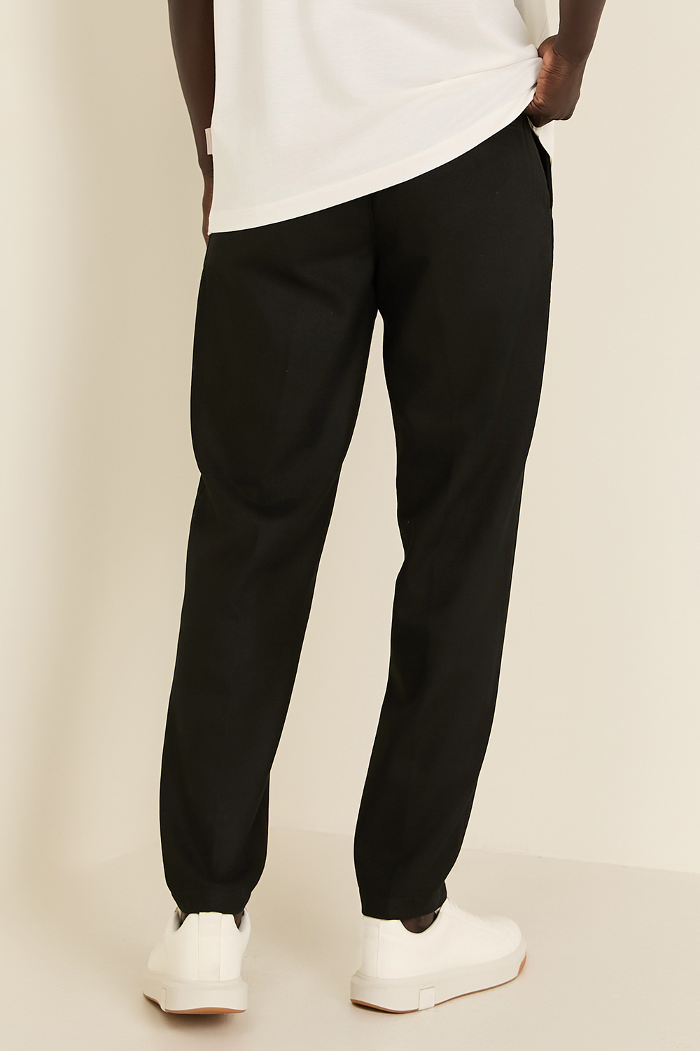 תמונת דוגמן אחורית של מכנסיים ארוכים מצמר