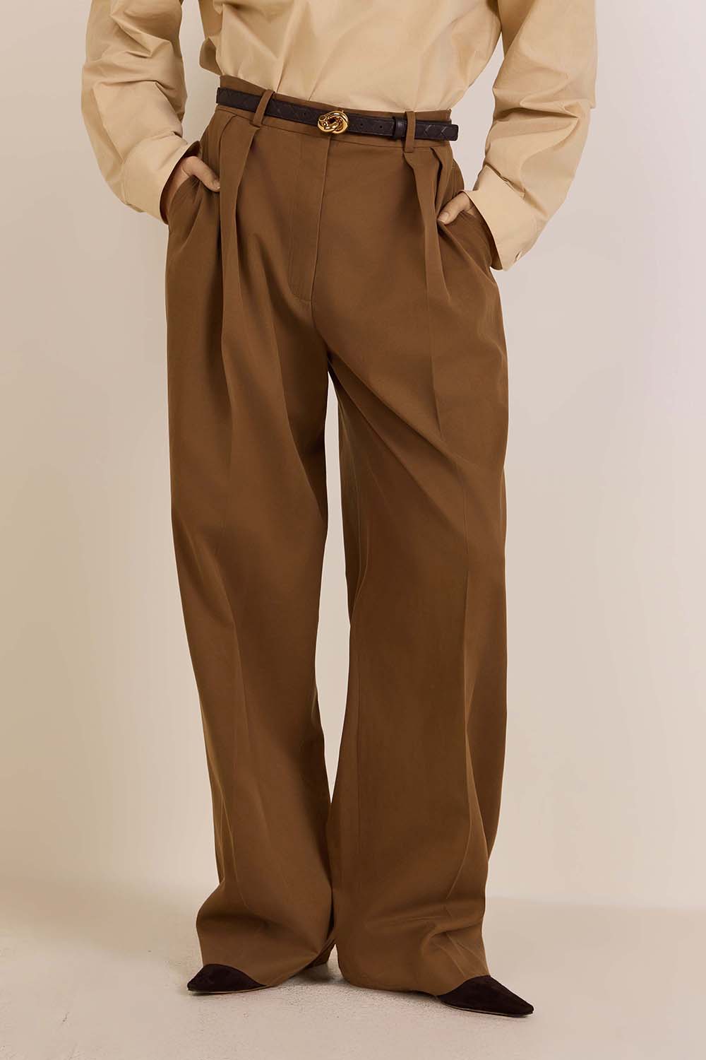 תמונת דוגמן קידמית של מכנסיים ארוכים