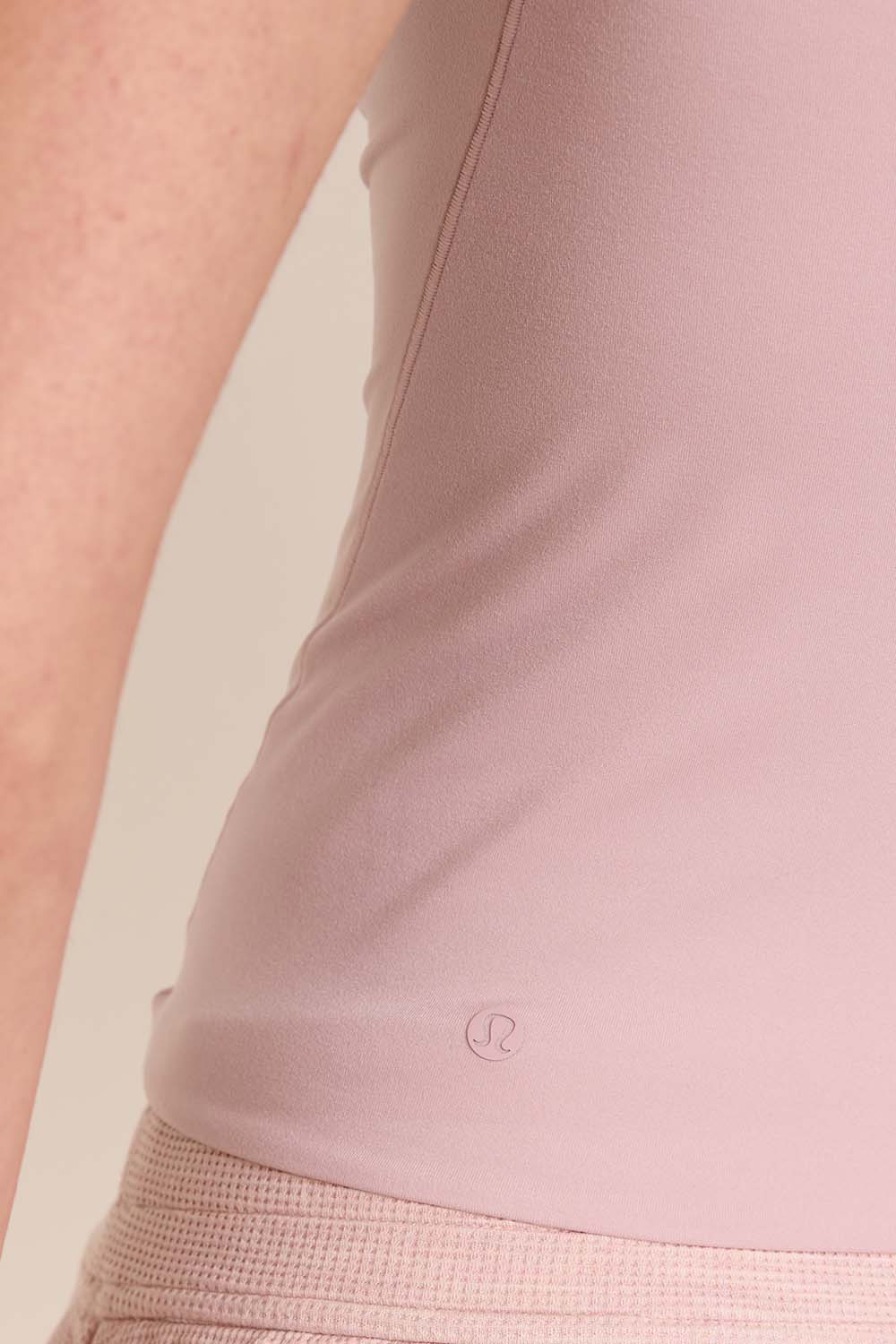 תמונת תקריב דוגמן של Nulu Spaghetti-Strap Cami Tank Top Adjustable