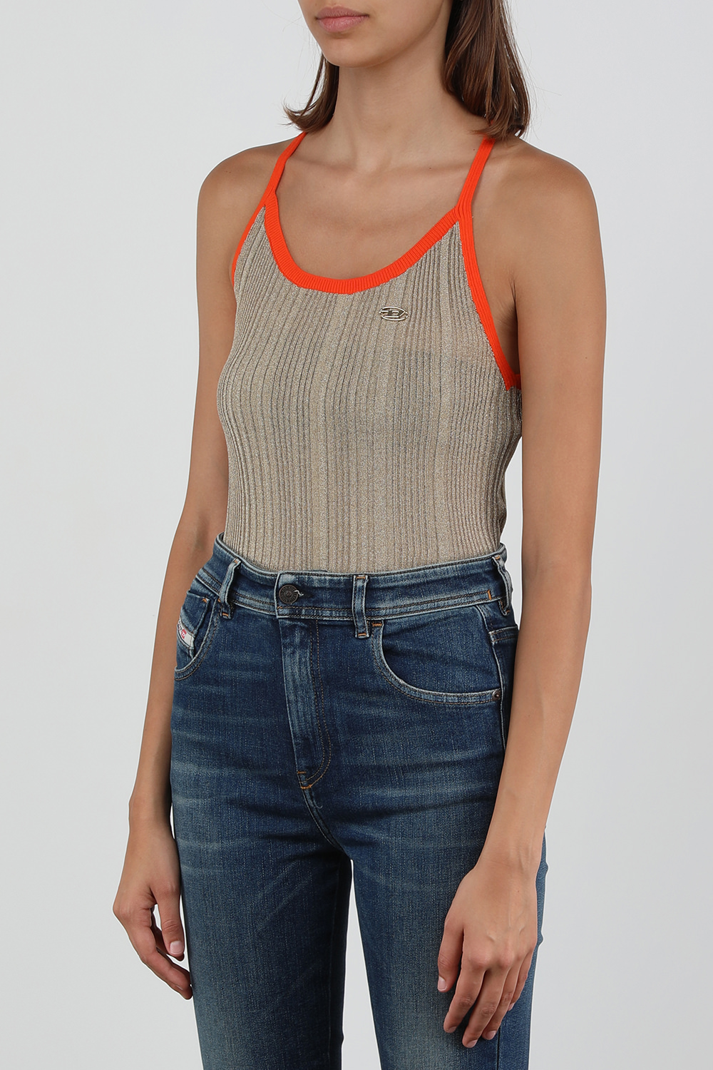 תמונת דוגמן קידמית של גופיה סרוגה בגווני זהב ואדום