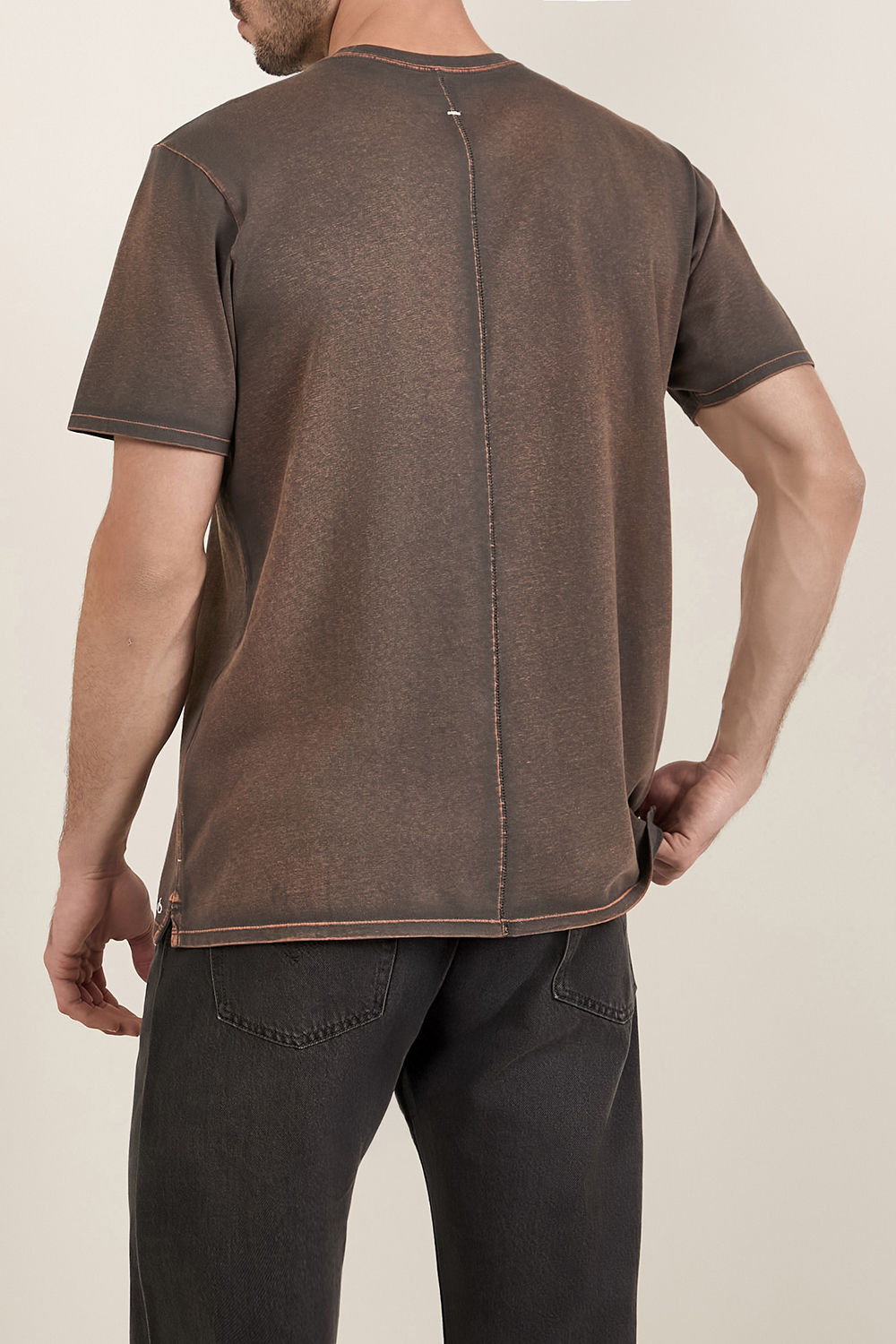 תמונת דוגמן אחורית של חולצת טי