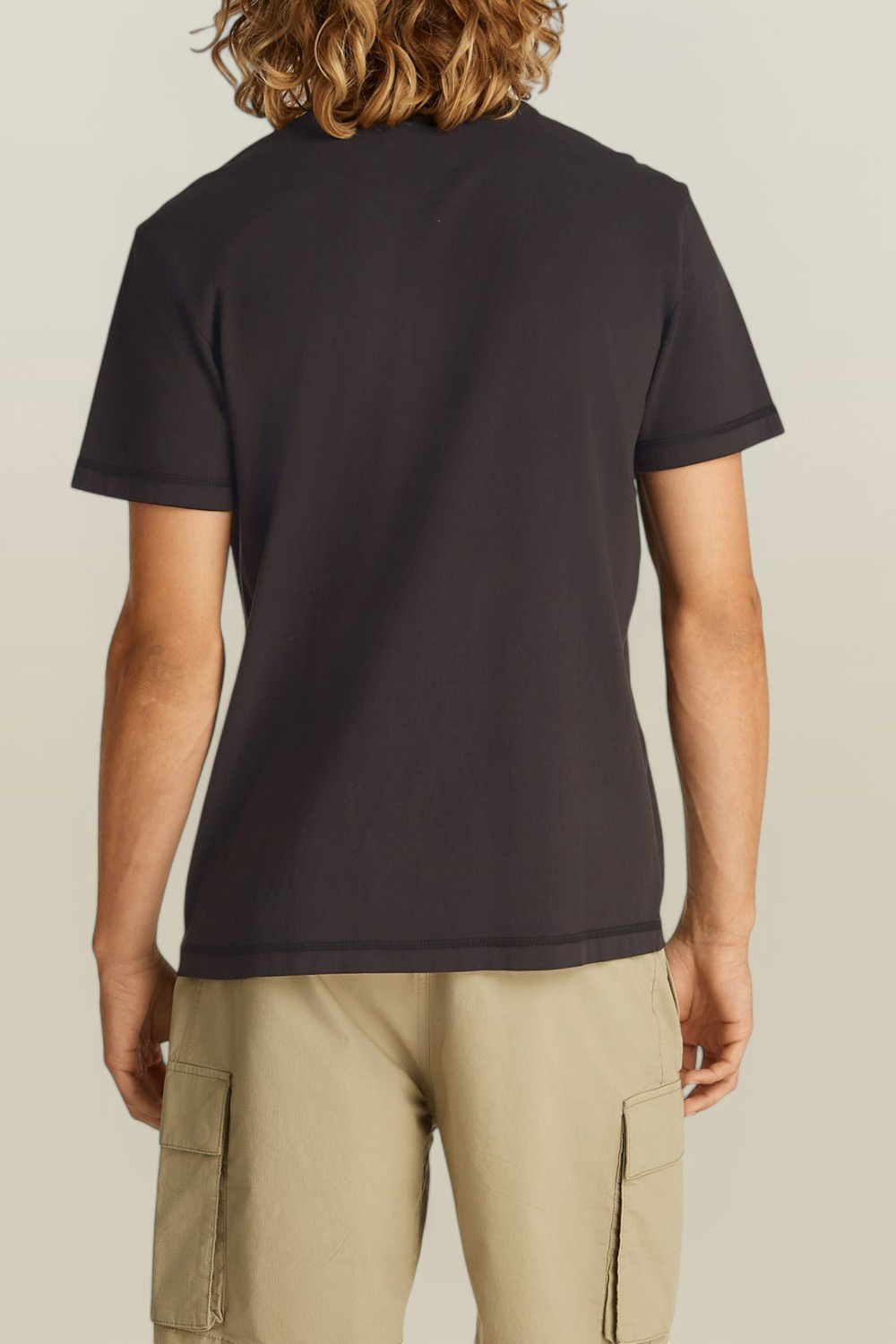 תמונת דוגמן אחורית של חולצת טי