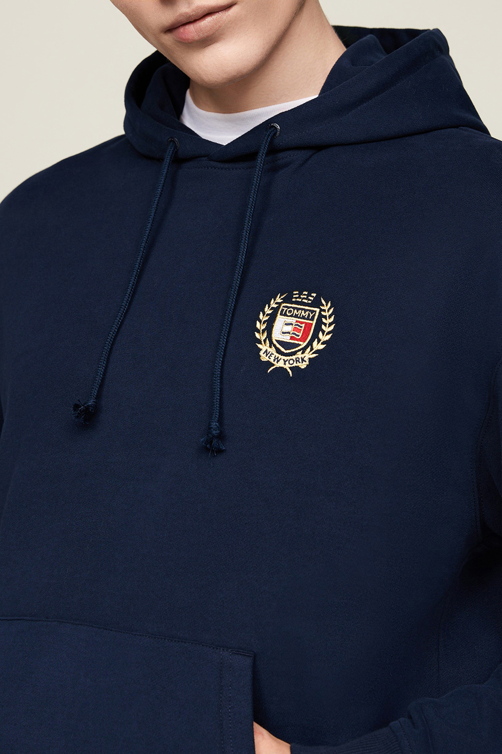 תמונת תקריב דוגמן של סווטשירט קפוצ'ון