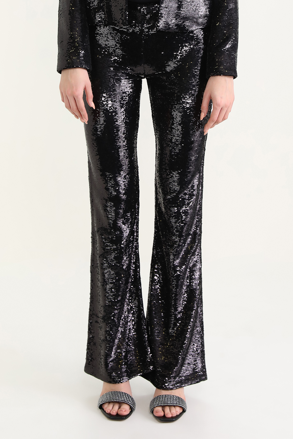 תמונת דוגמן קידמית של מכנסי שרלין מתרחבים עם פייטים