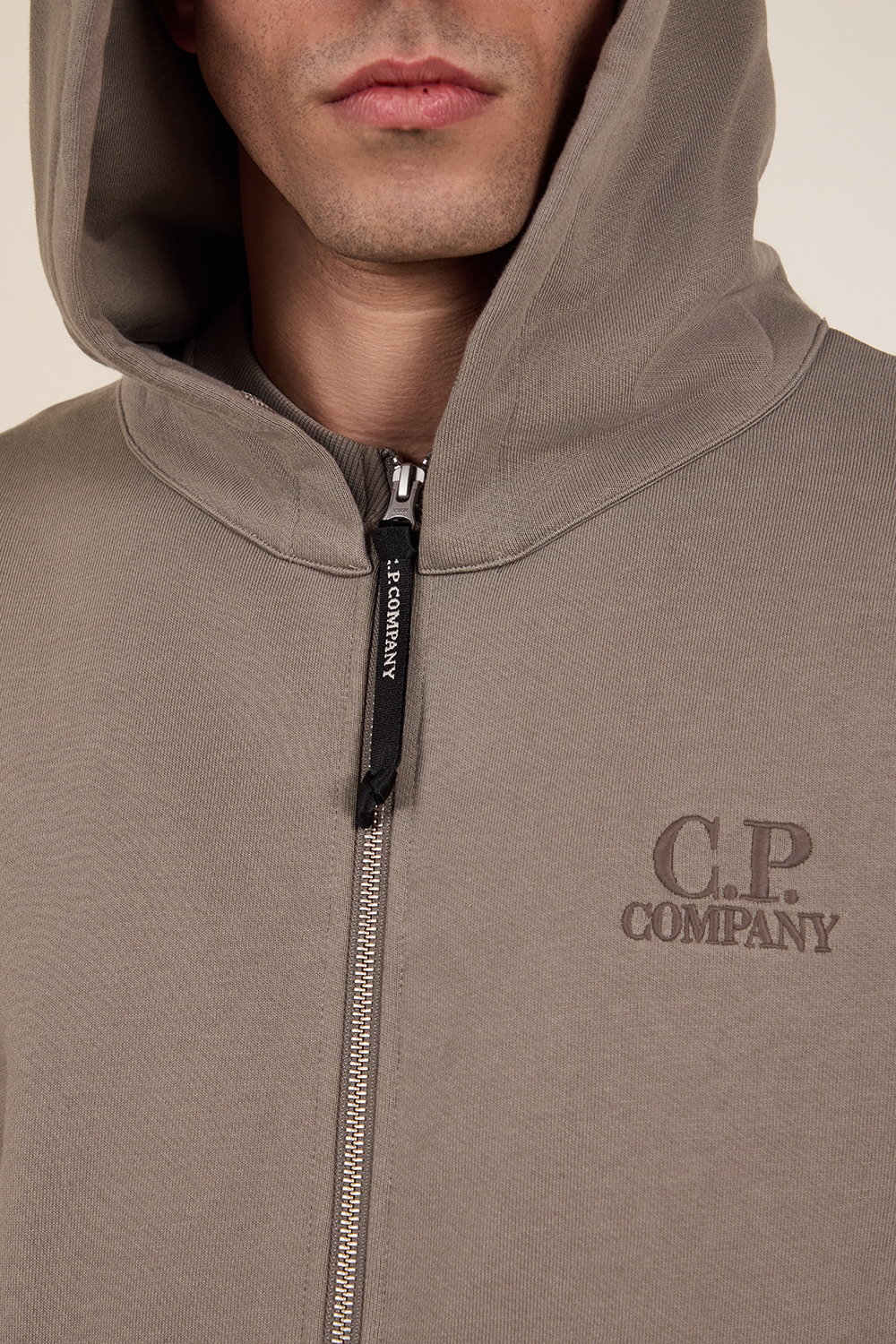 תמונת דוגמן אחורית של סווטשירט קפוצ'ון