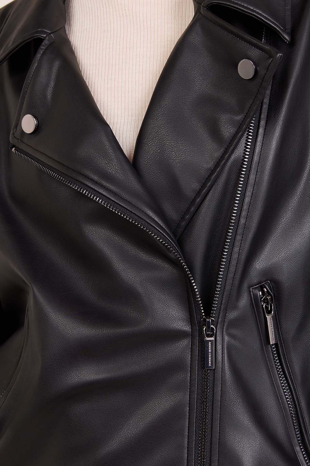 תמונת תקריב דוגמן של ז'קט מעור טבעוני