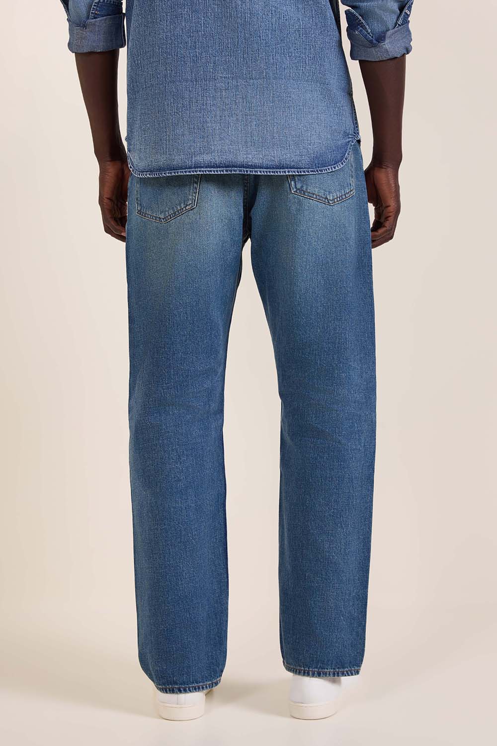 תמונת דוגמן אחורית של מכנסי ג'ינס בגזרה ישרה