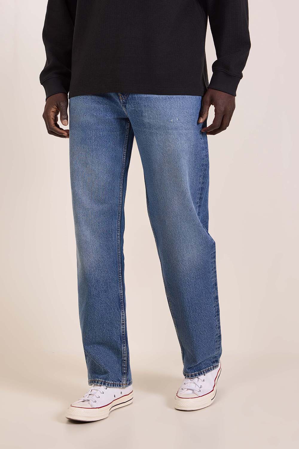 תמונת דוגמן קידמית של מכנסי ג'ינס בגזרה ישרה