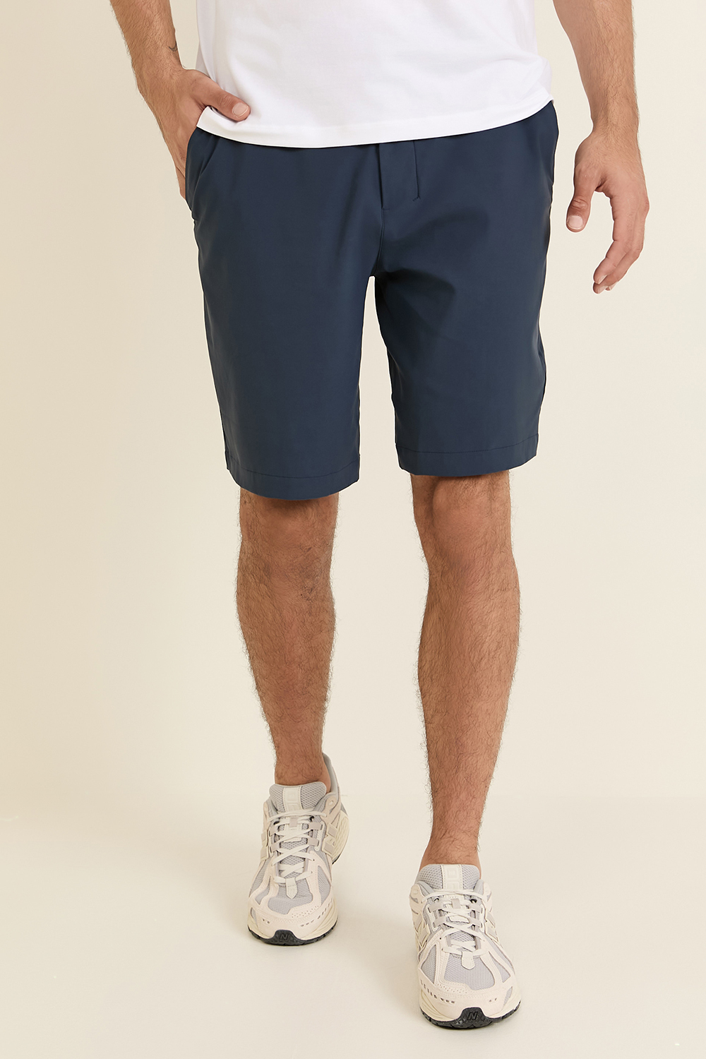 תמונת דוגמן קידמית של ABC Classic-Fit Golf Short 9''