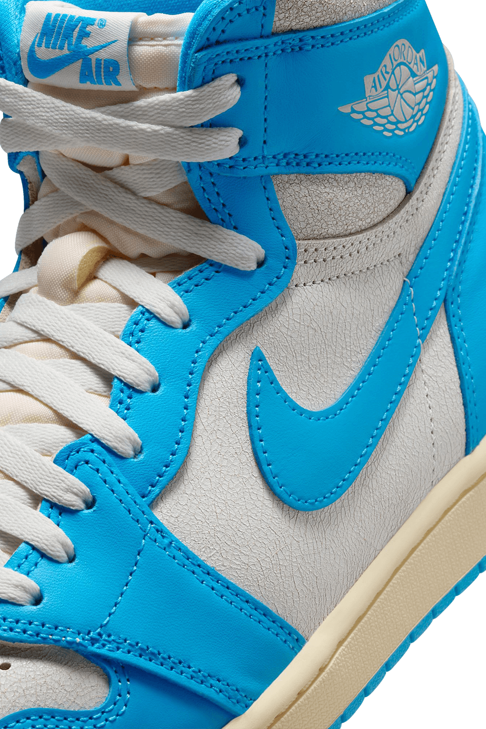 תמונת פנים של נעלי סניקרס אייר ג'ורדן 1 רטרו