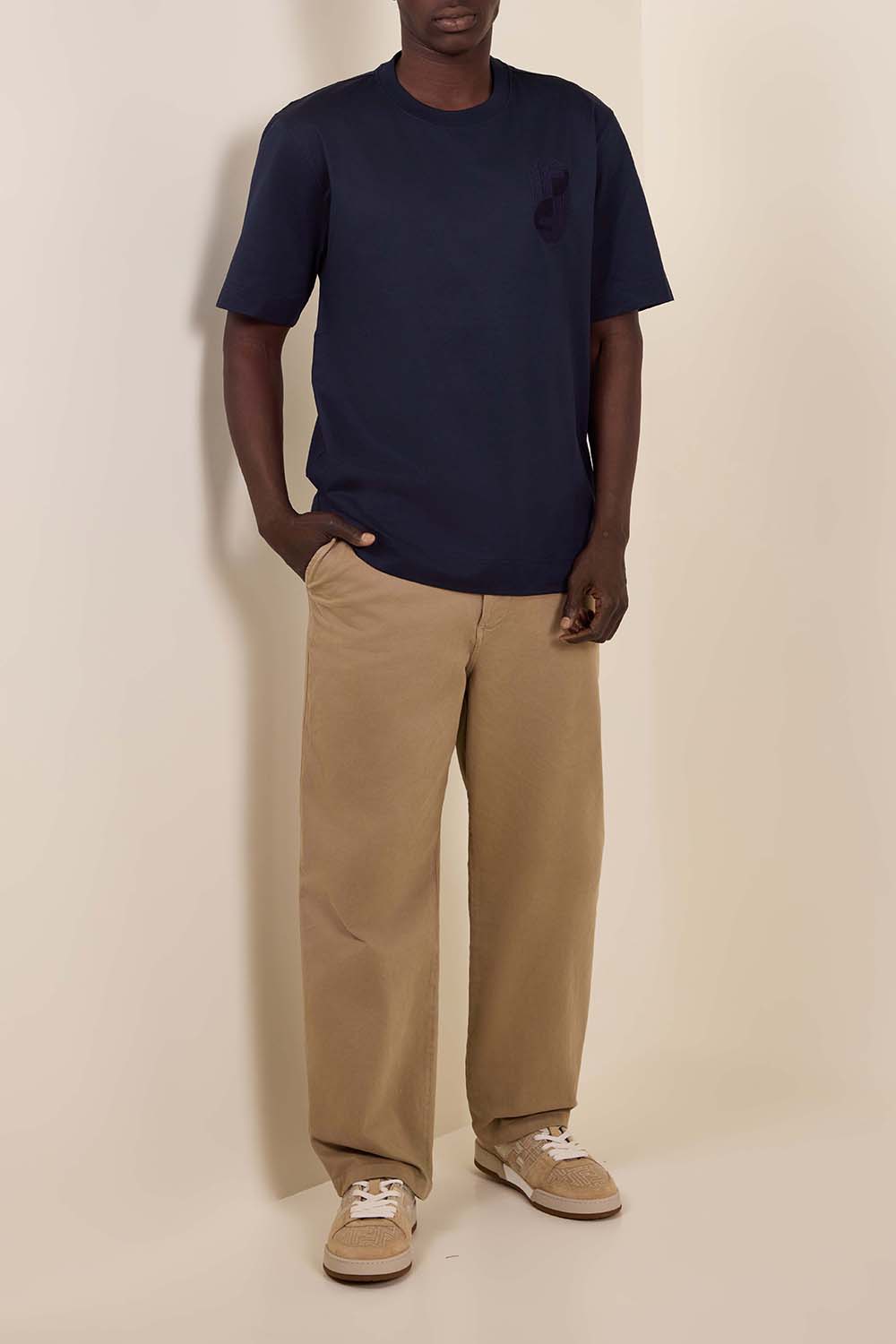 תמונת דוגמן קידמית של נעלי סניקרס