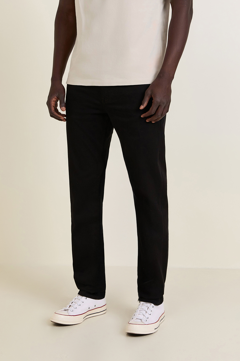 תמונת דוגמן קידמית של מכנסי ג'ינס סלים פיט