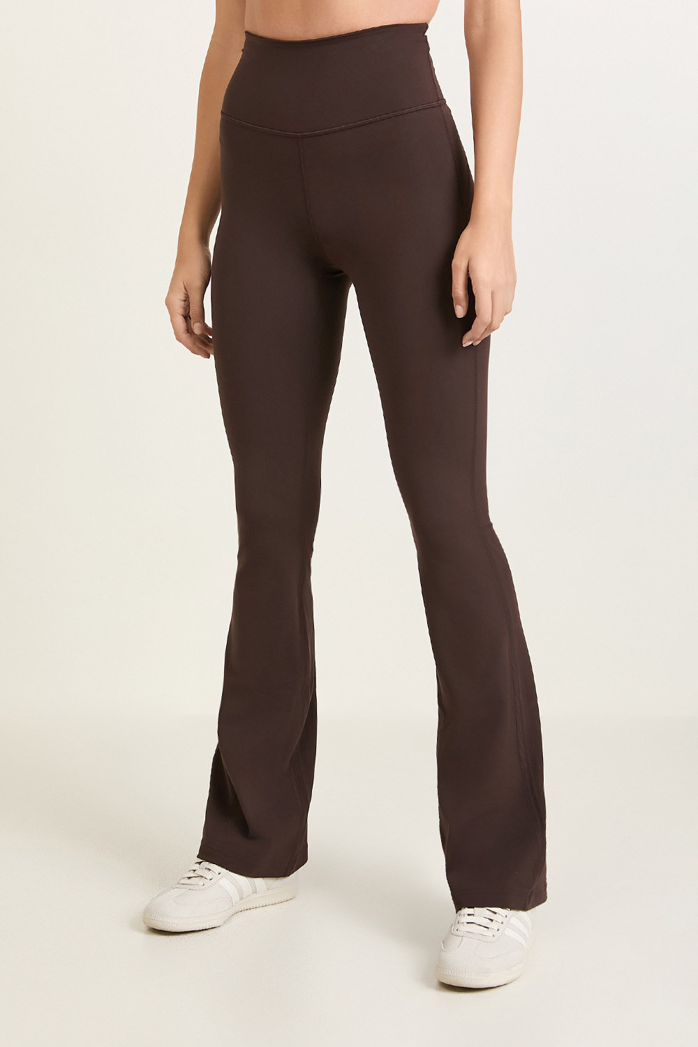 תמונת דוגמן קידמית של Groove Super-High-Rise Flared Pant