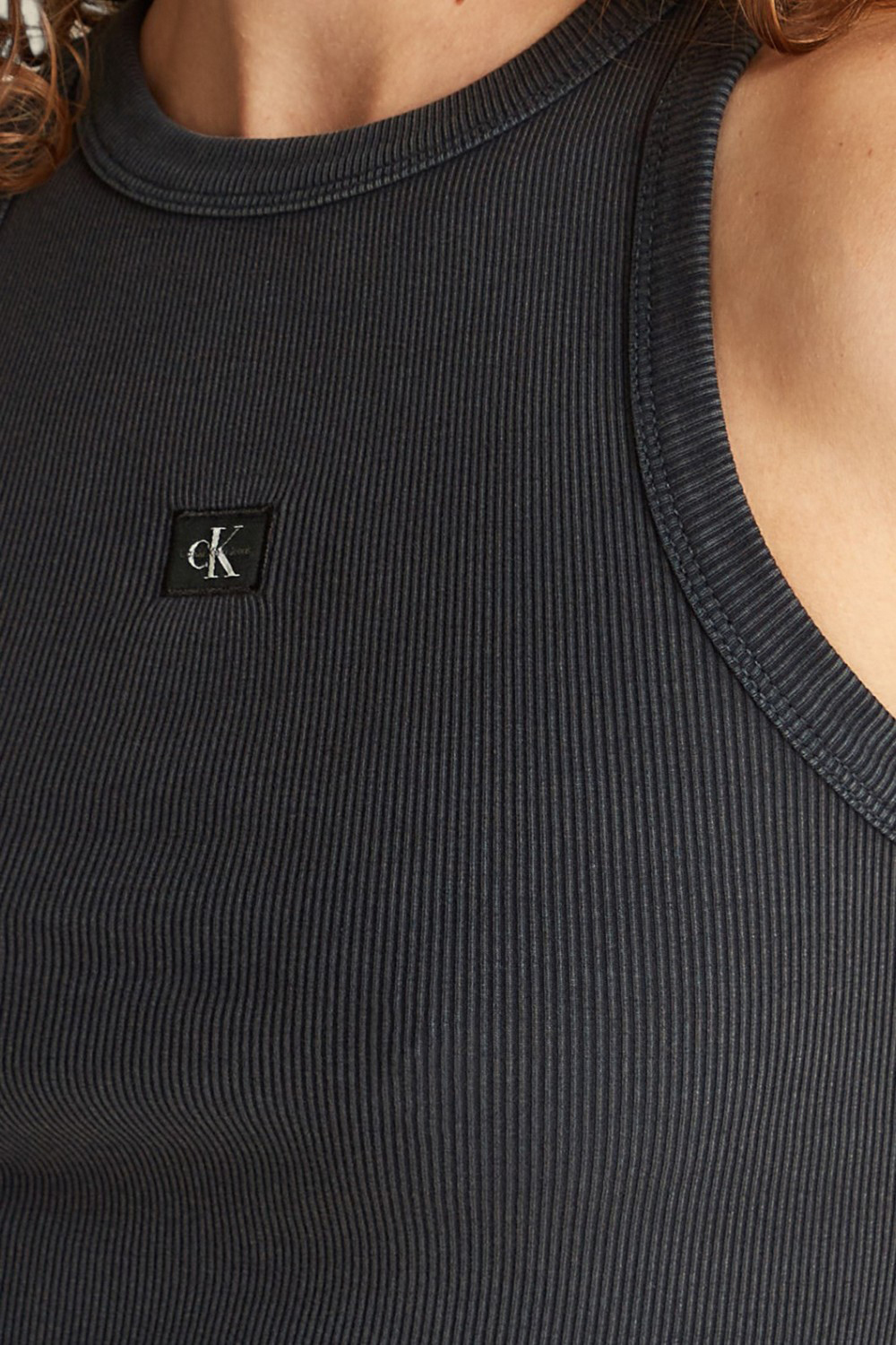 תמונת תקריב דוגמן של גופיית ריב