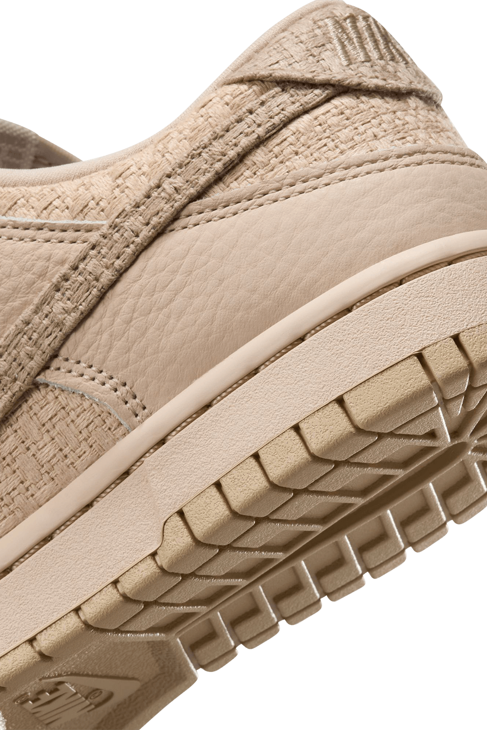 תמונת תקריב של נעלי סניקרס דאנק