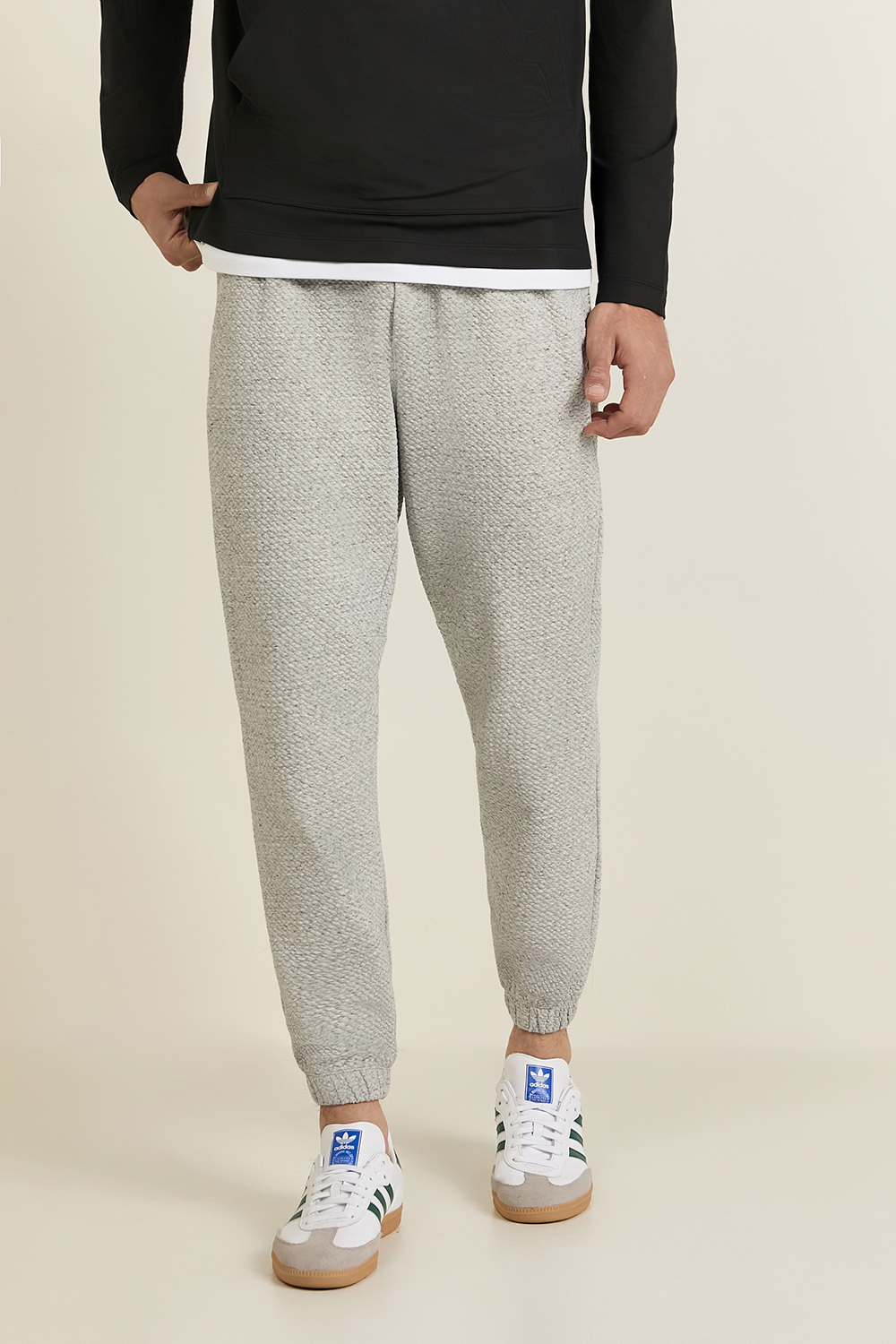 תמונת דוגמן קידמית של Textured Double Knit Cotton Jogger REG