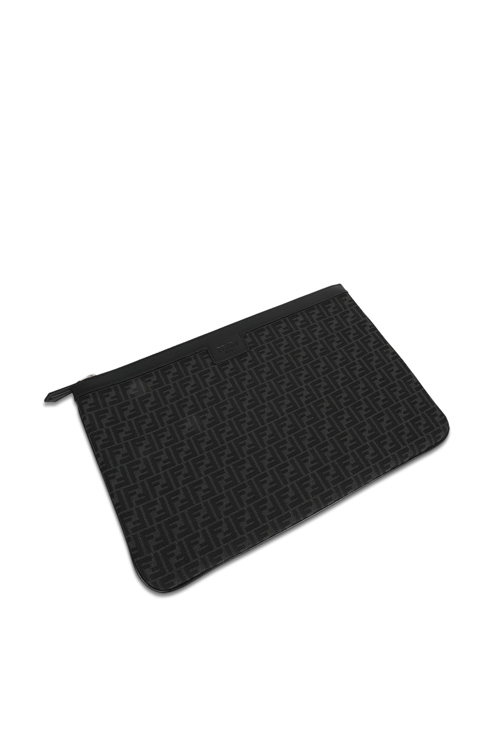 תמונת תקריב של נרתיק מעור עם הדפס מונוגרמי בגוון שחור