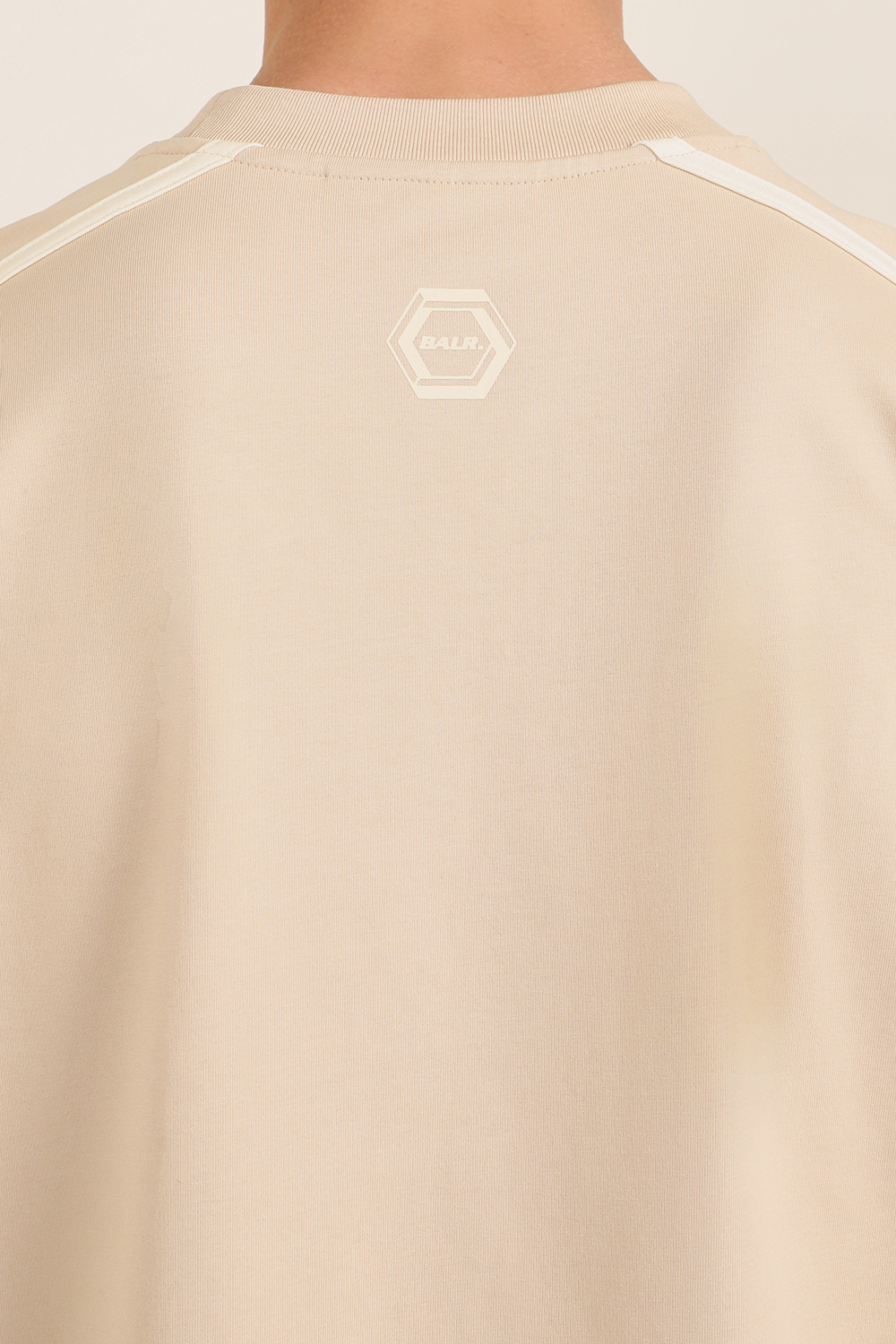 תמונת תקריב דוגמן של חולצת טי אוברסייז