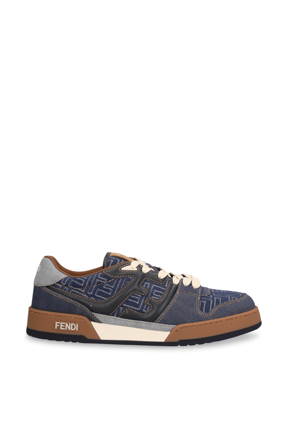 תמונה קידמית של נעלי סניקרס ג'ינס