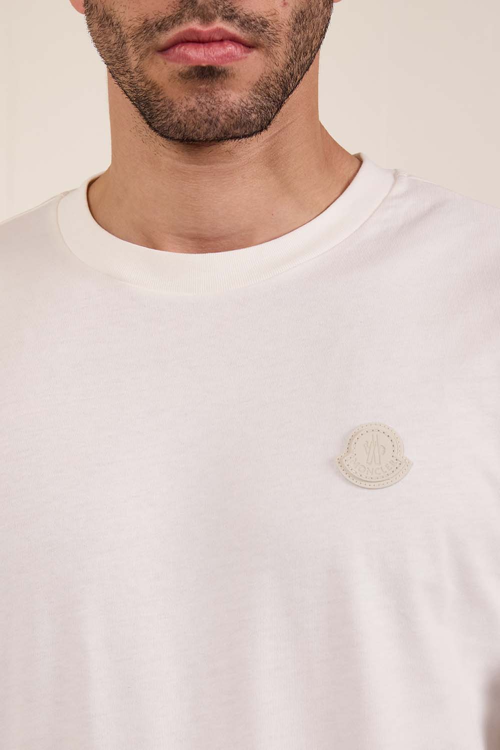 תמונת תקריב דוגמן של חולצת טי