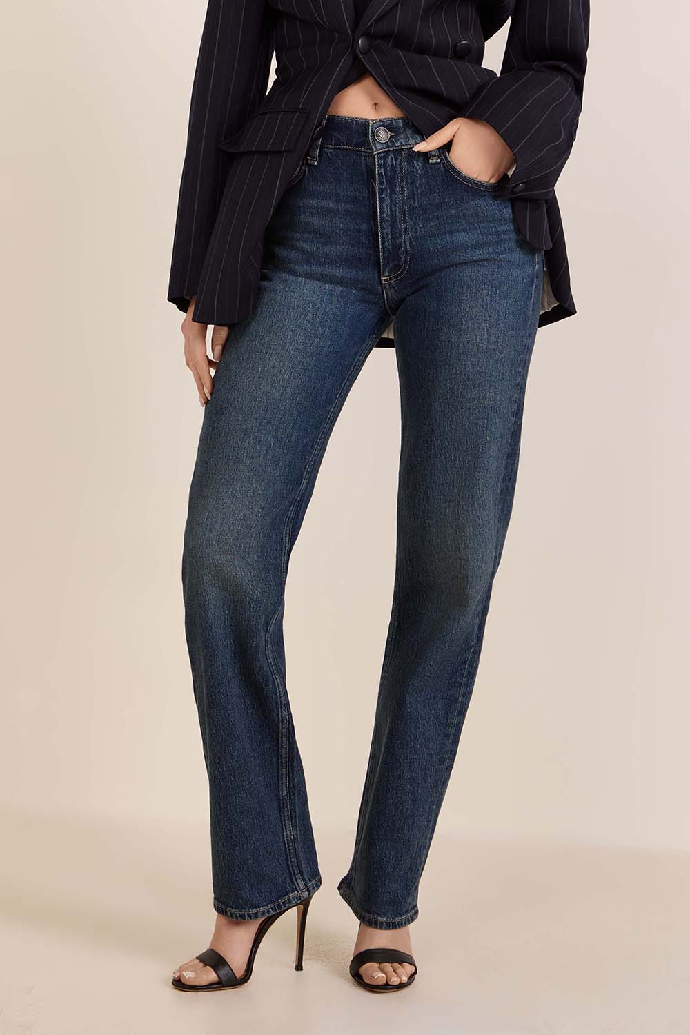 תמונת דוגמן קידמית של מכנסי ג'ינס בגזרה ישרה