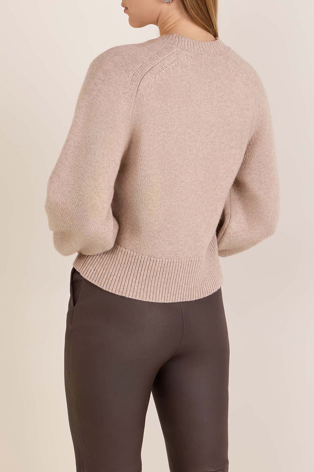 תמונת דוגמן אחורית של סריג צמר וקשמיר