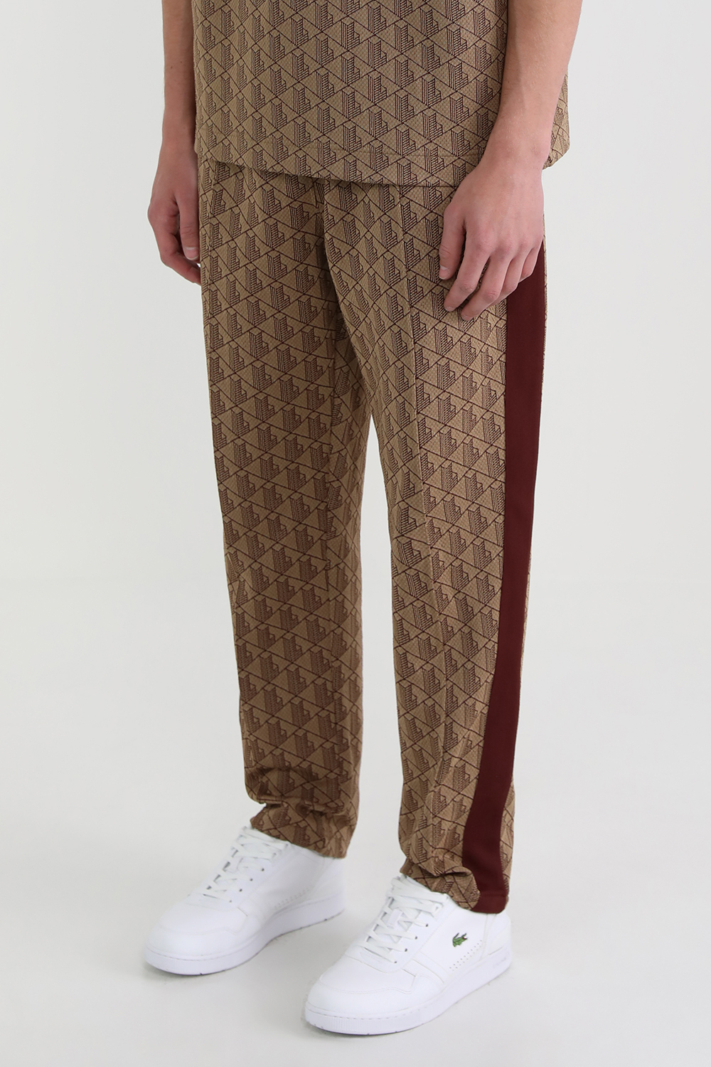 תמונת דוגמן קידמית של חולצת פולו עם טקסטורה