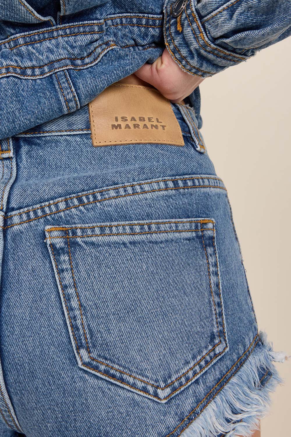 תמונת תקריב דוגמן של מכנסי ג'ינס קצרצרים