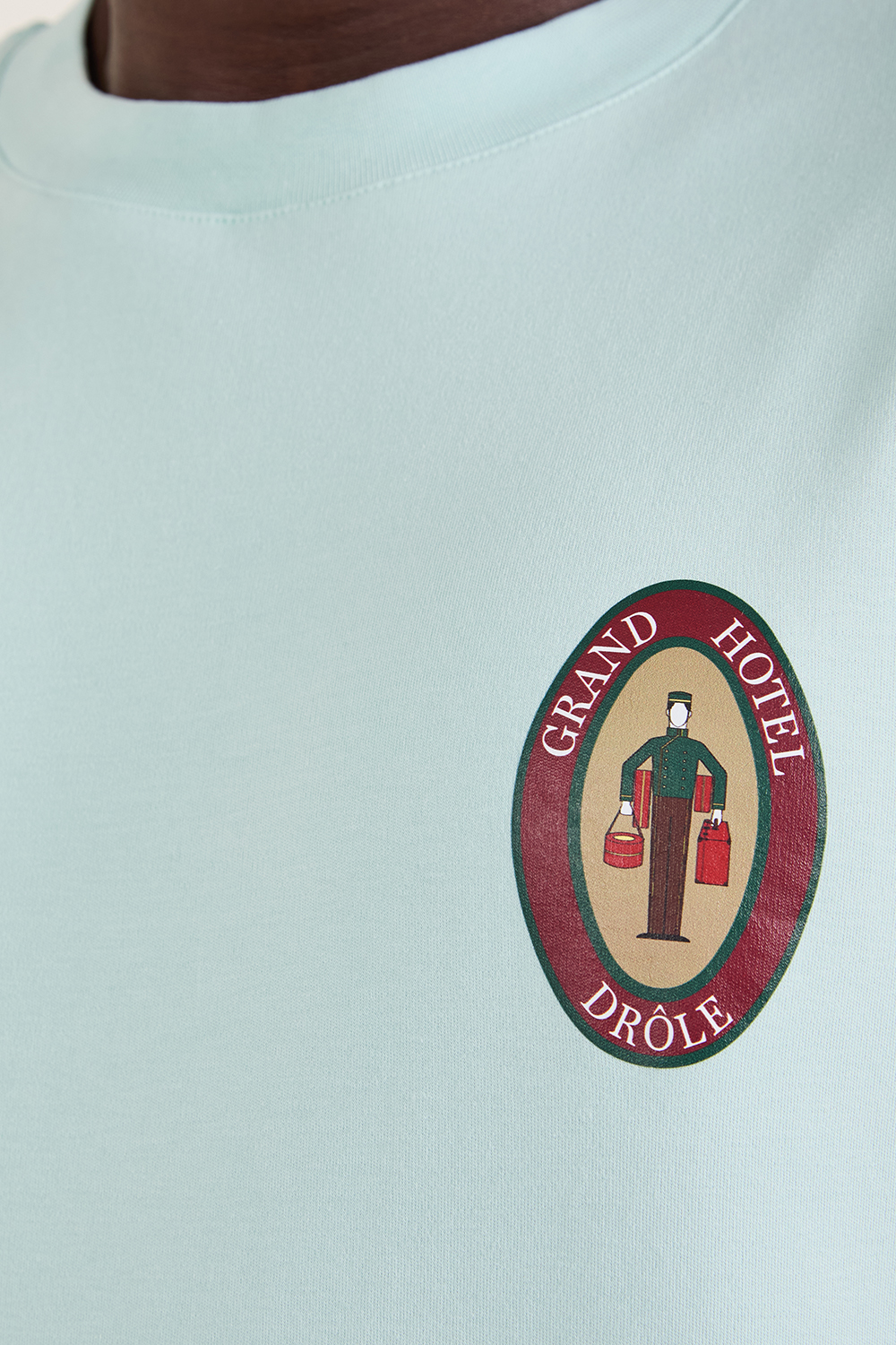 תמונת דוגמן אחורית של חולצת טי גארנד הוטל