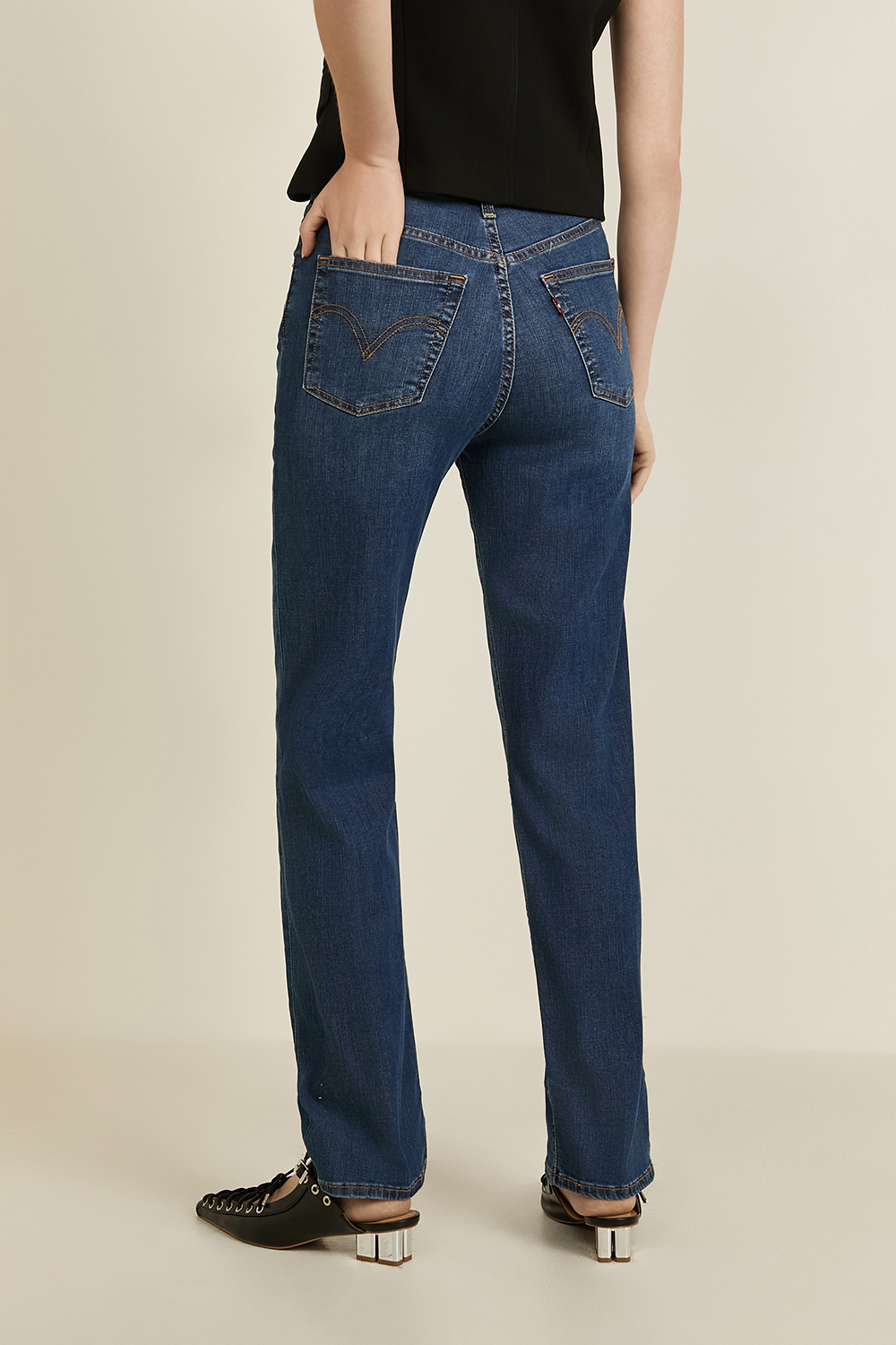 תמונת דוגמן אחורית של מכנסי ג'ינס בגזרה ישרה