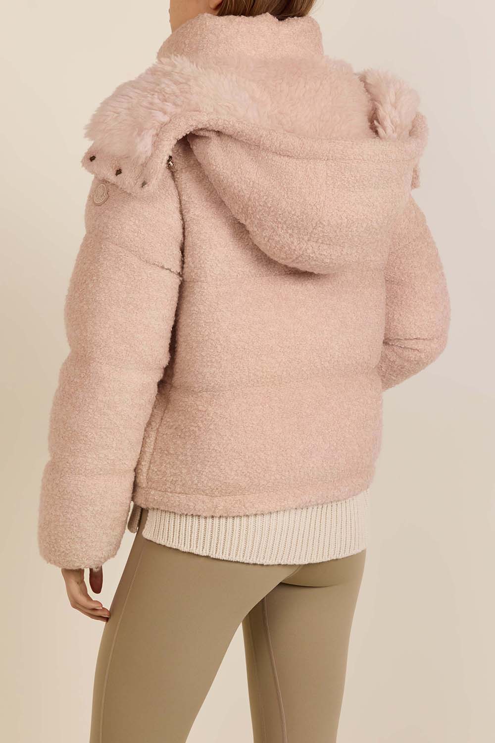 תמונת דוגמן אחורית של מעיל בוקלה