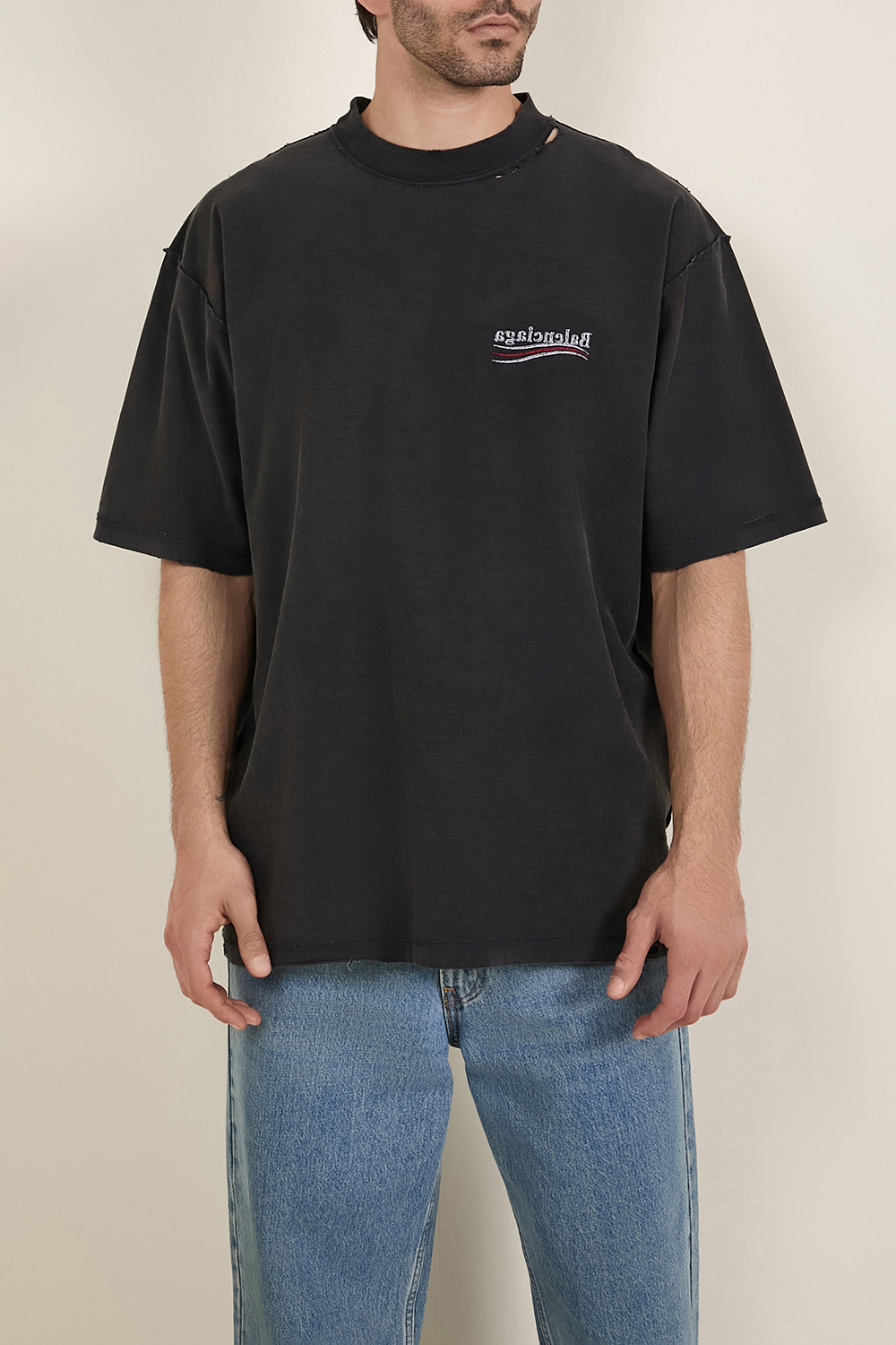 תמונת דוגמן קידמית של חולצת טי במראה משומש