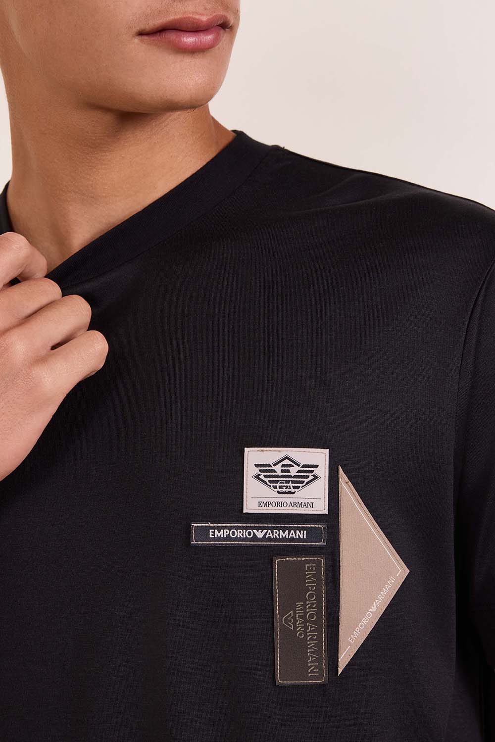 תמונת תקריב דוגמן של חולצת טי