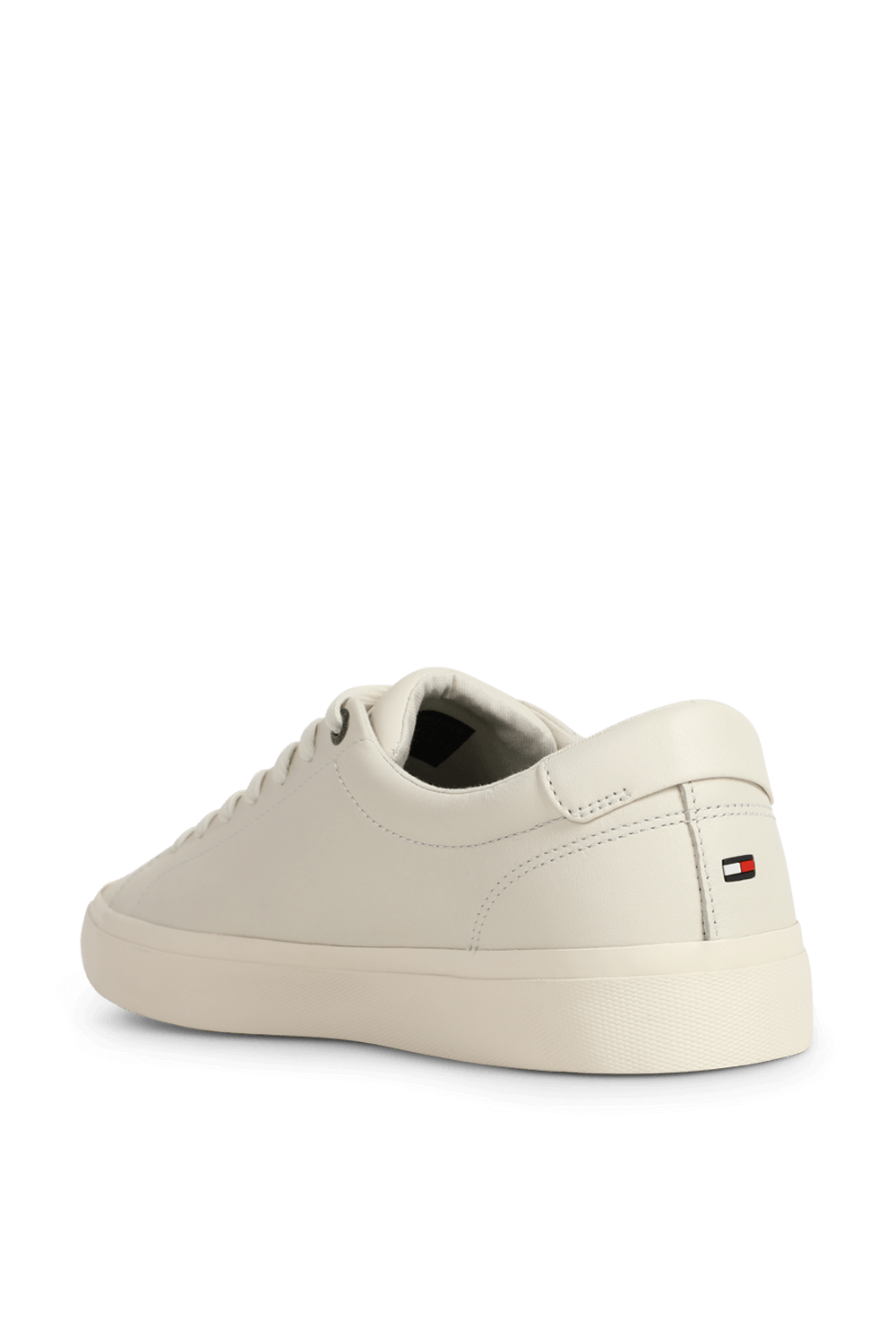 תמונה אחורית של סניקרס מעור עם דגל המותג