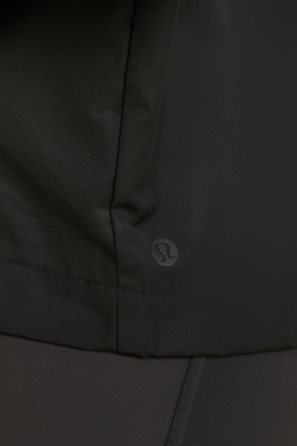 תמונת תקריב דוגמן של Cropped Water-Resistant Hooded Jacket