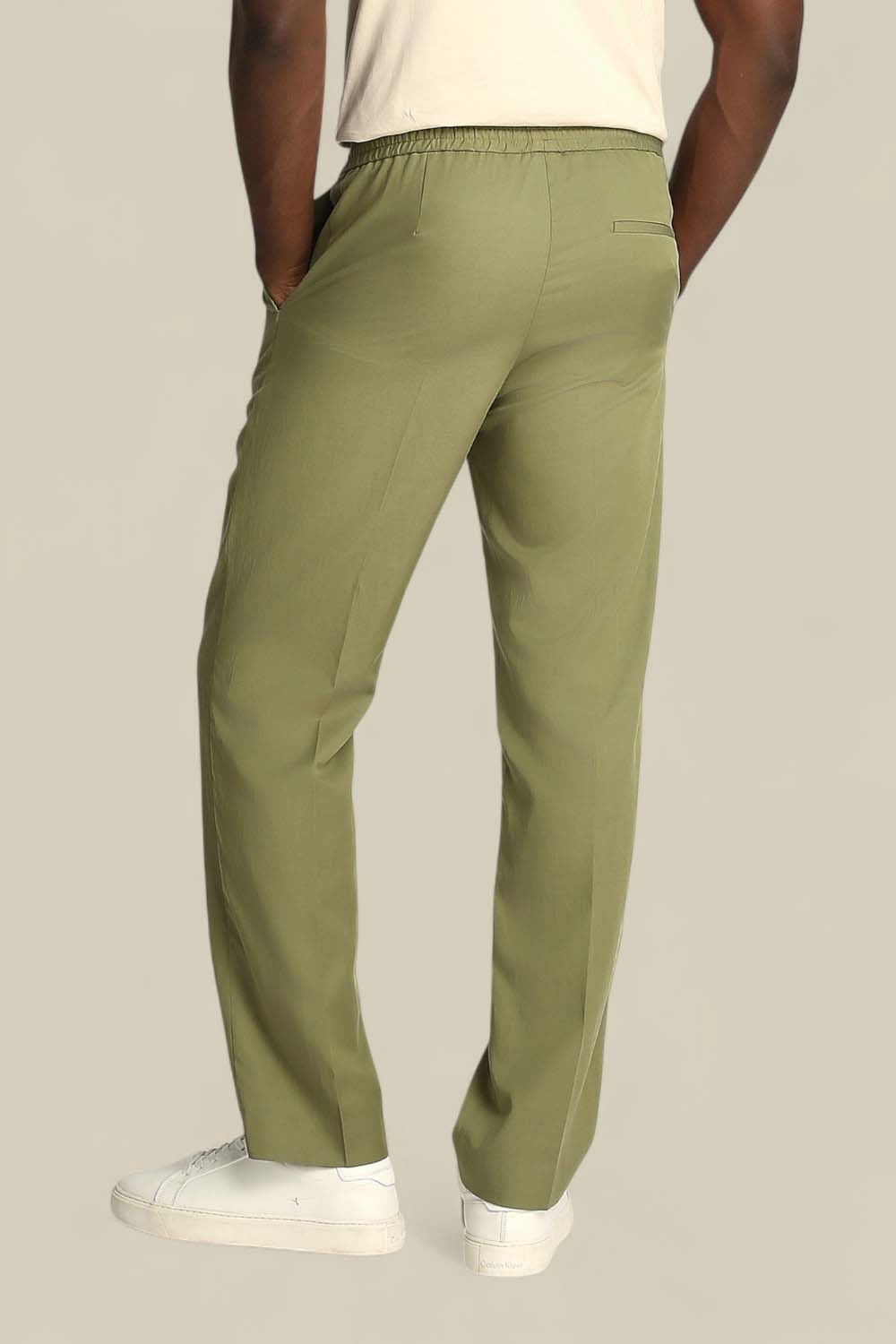 תמונת דוגמן אחורית של מכנסי צ'ינו