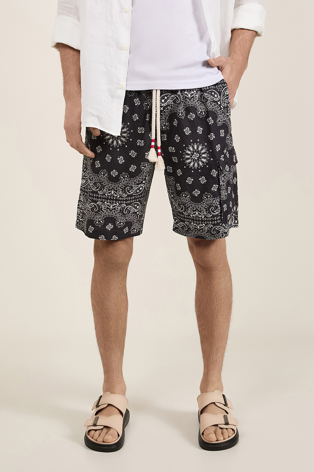 תמונת דוגמן קידמית של מכנסיים קצרים מפשתן