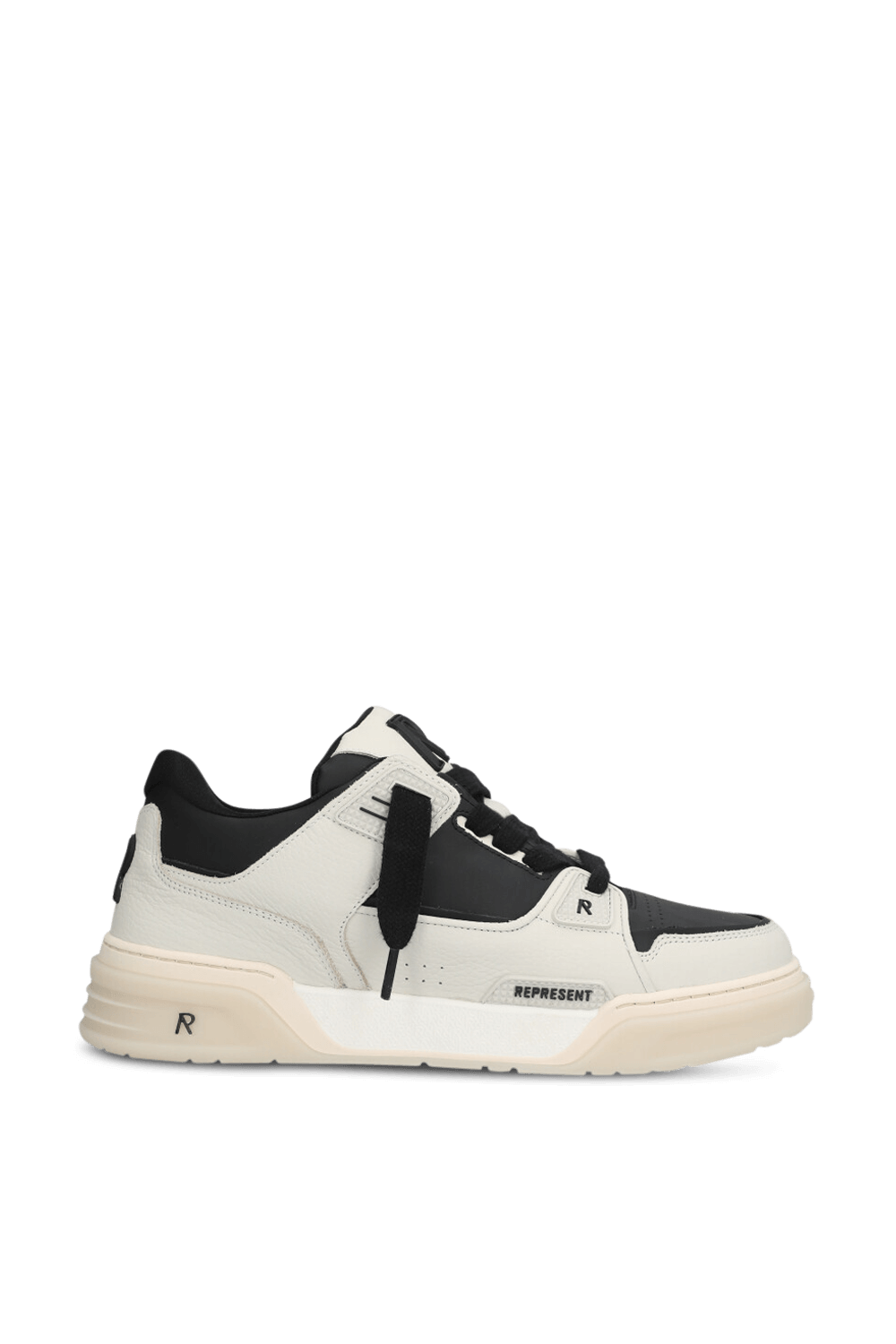 תמונה קידמית של נעלי סניקרס סטודיו