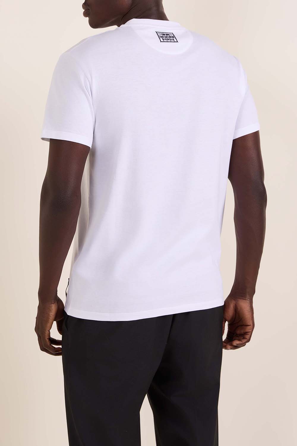 תמונת דוגמן אחורית של חולצת טי