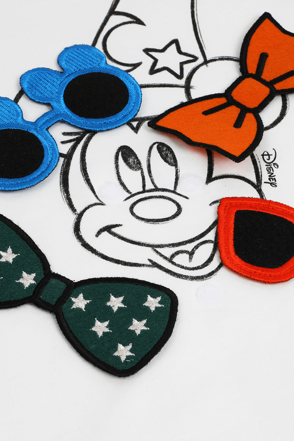 תמונת תקריב של סטלה מקרטני X דיסני  גילאי 2-14  חולצת טי מיקי מאוס אינטראקטיבית