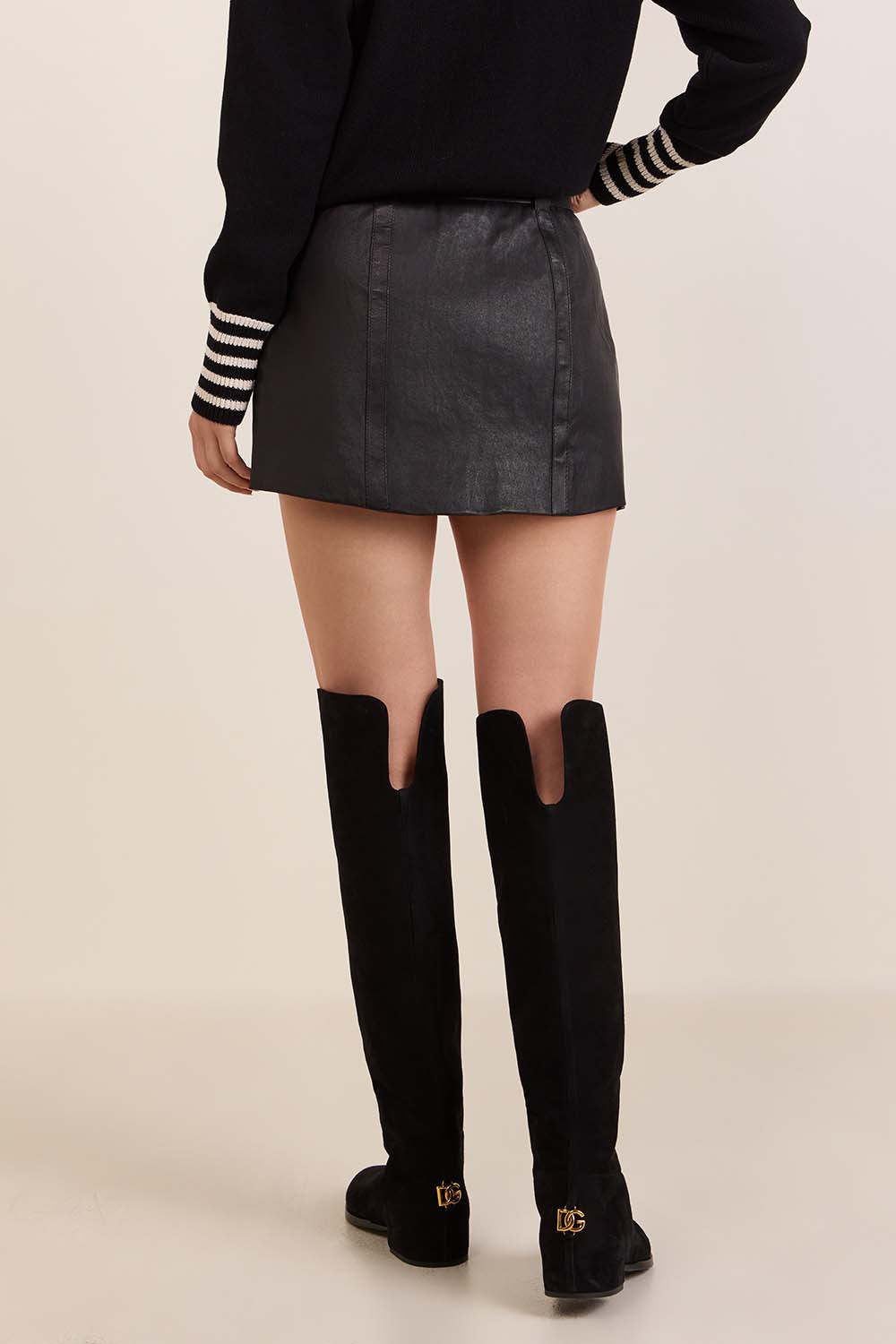 תמונת דוגמן אחורית של חצאית מיני מעור