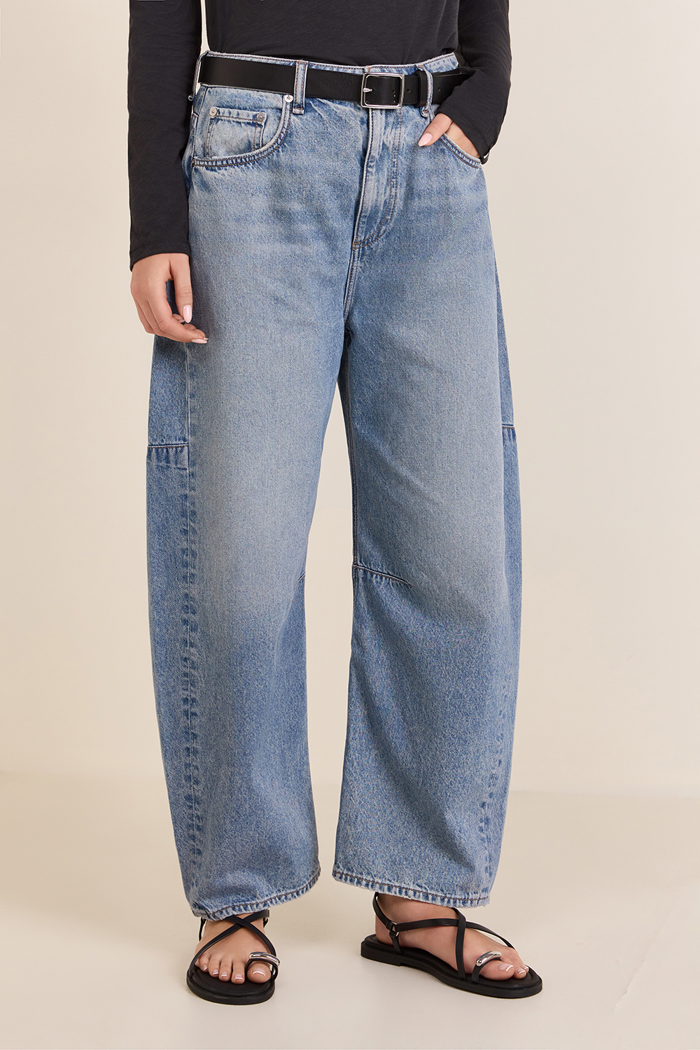 תמונת דוגמן קידמית של מכנסי ג'ינס בלון משוחררים