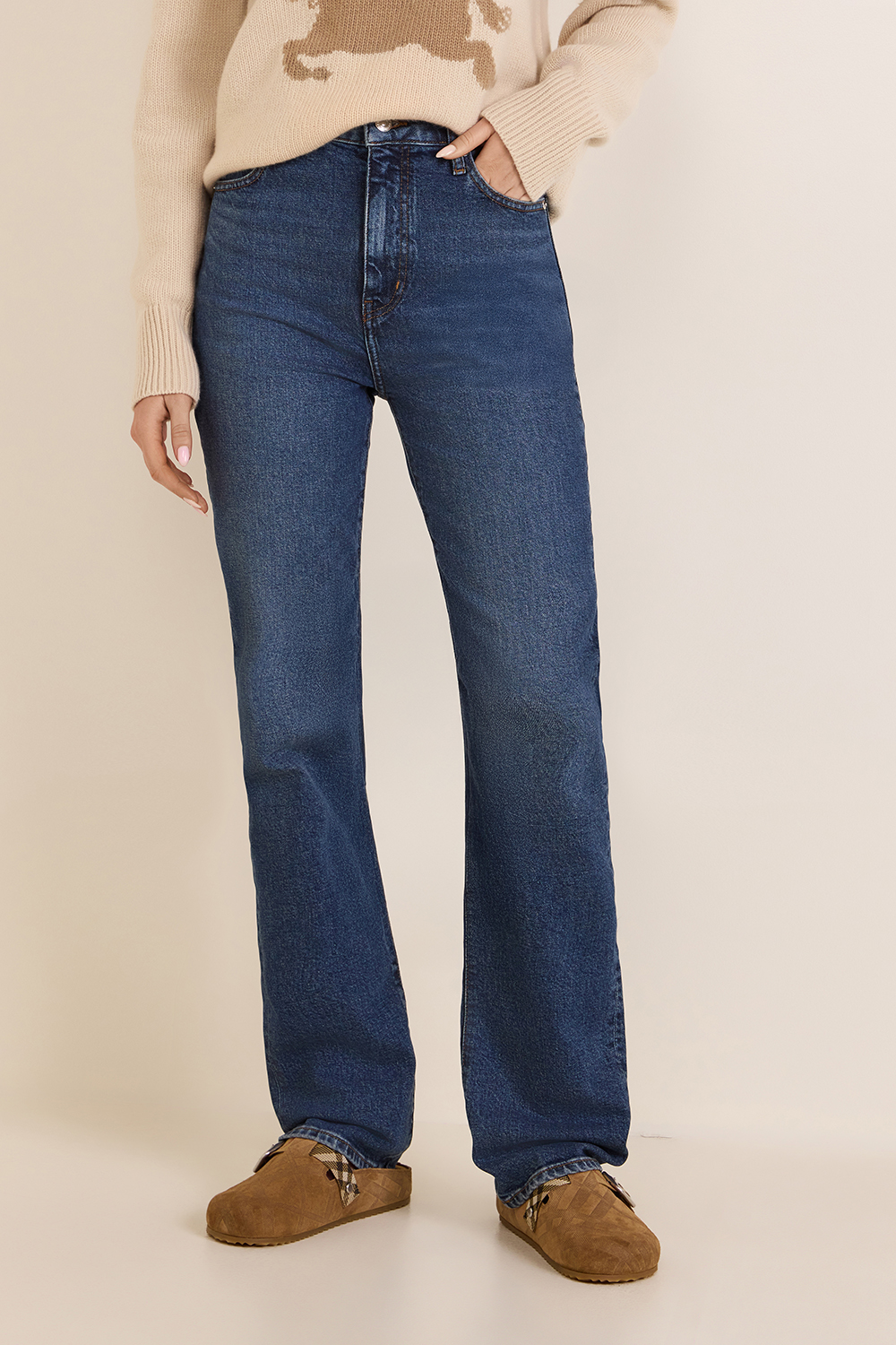 תמונת דוגמן קידמית של מכנסי ג'ינס בגזרה ישרה