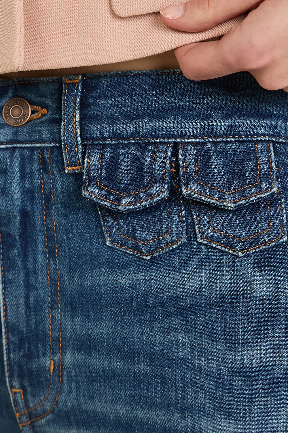 תמונת תקריב דוגמן של מכנסי ג'ינס בגזרה מתרחבת