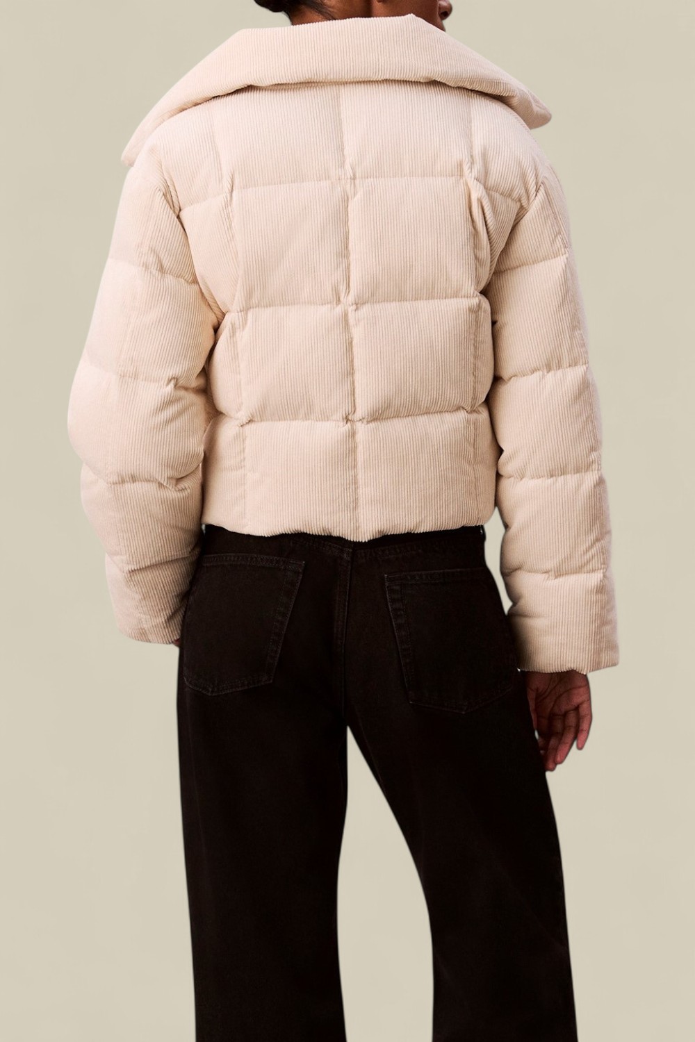 תמונת דוגמן אחורית של מעיל פוך קורדרוי