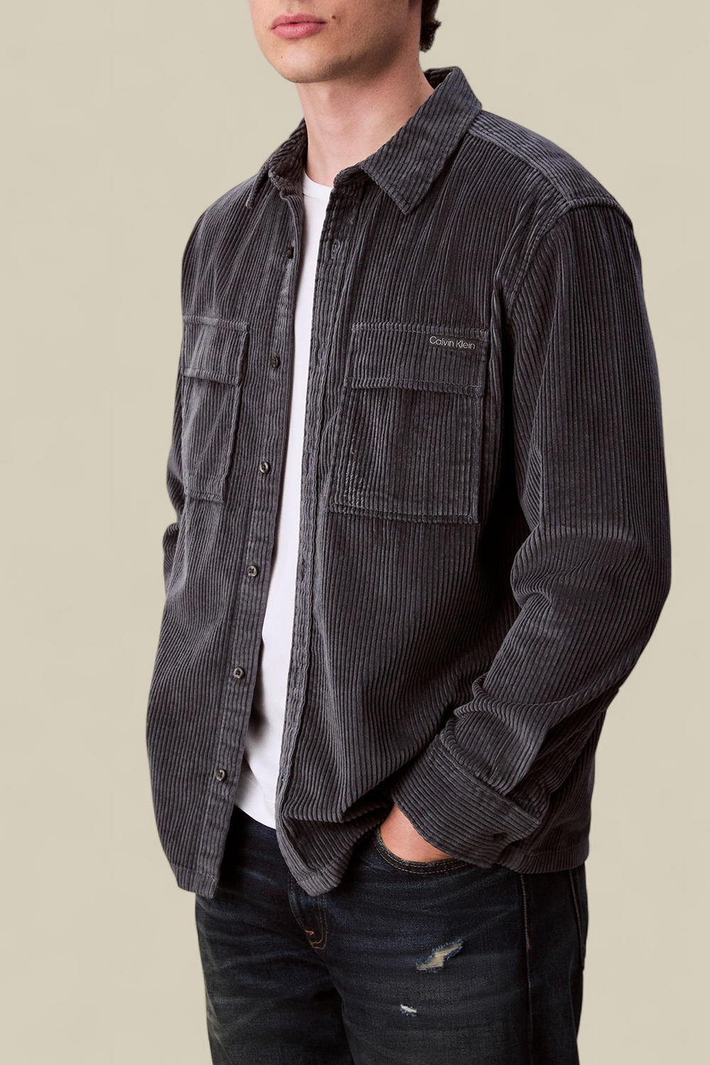 תמונת דוגמן קידמית של חולצת כפתורים קורדרוי